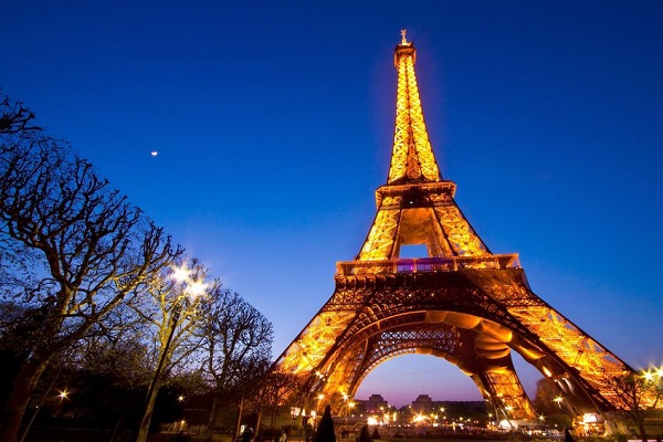 Eiffel Tower Travel Guide: History, Facts, and Visitor Tips